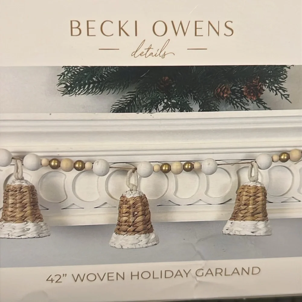 NIB Woven Bells Seagrass 42